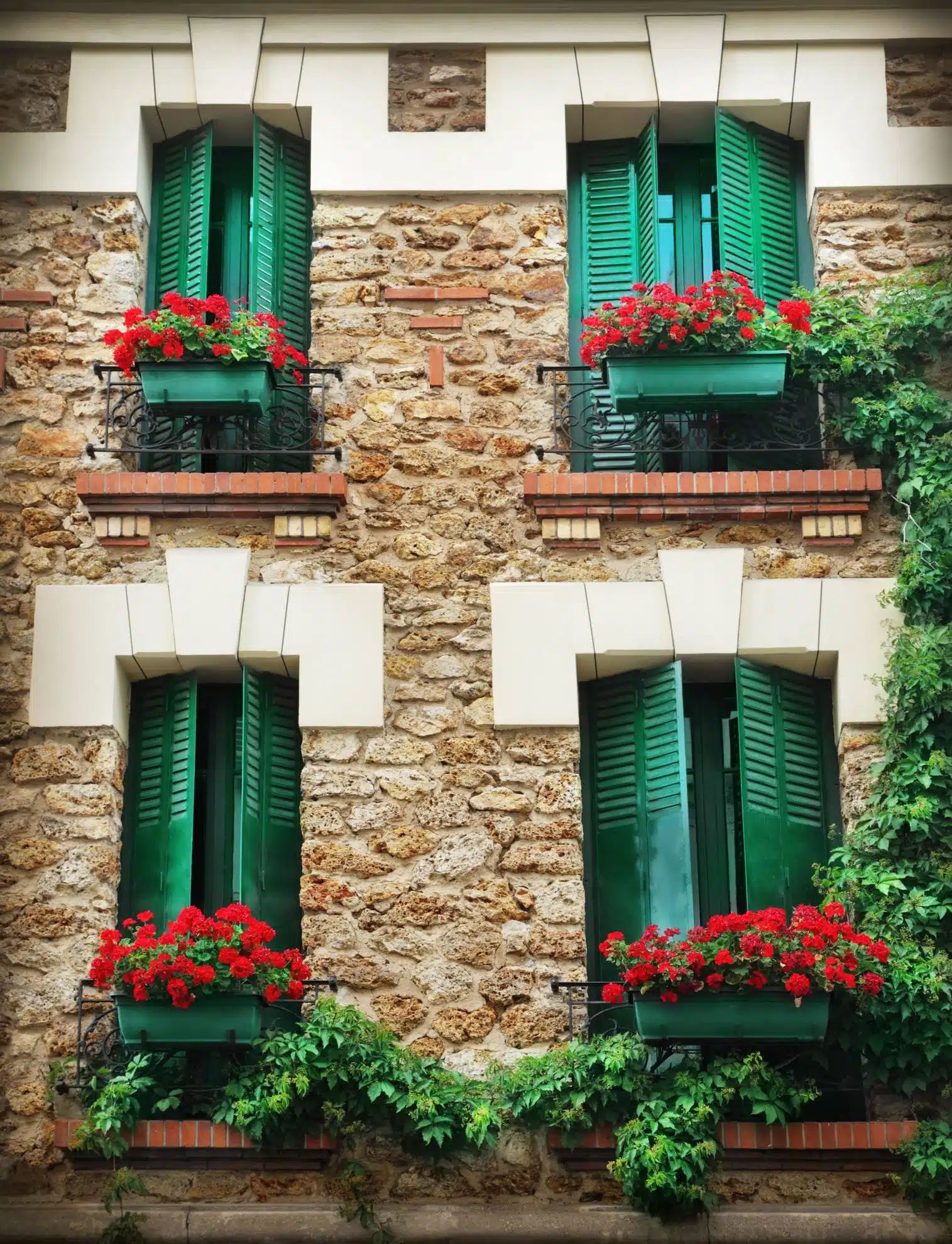 persienne verte sur une façade de maison